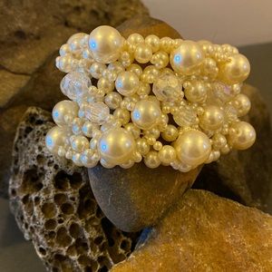 Beautiful woman’s elastic band pearl bracelet